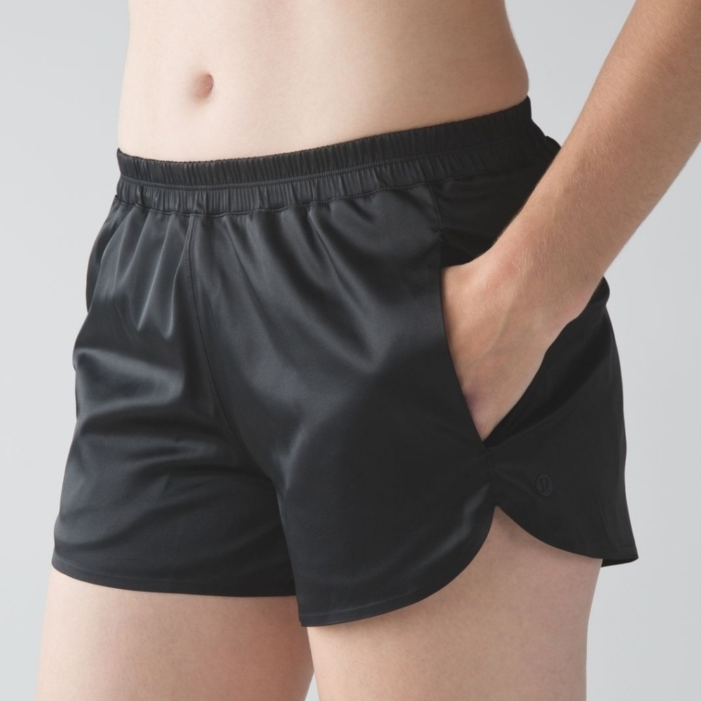 Lululemon/ Getaway Shorts/ Black Satin/ Size US 6